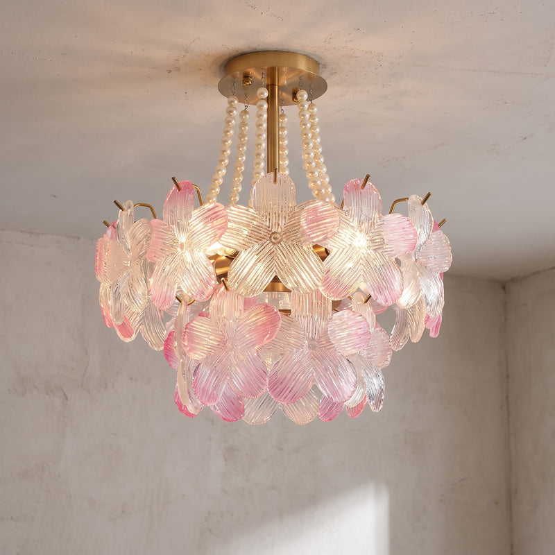 Vue d'ensemble du lustre plafonnier style Murano rose, mettant en valeur ses pétales en verre sculpté et ses délicates perles synthétiques, idéal.