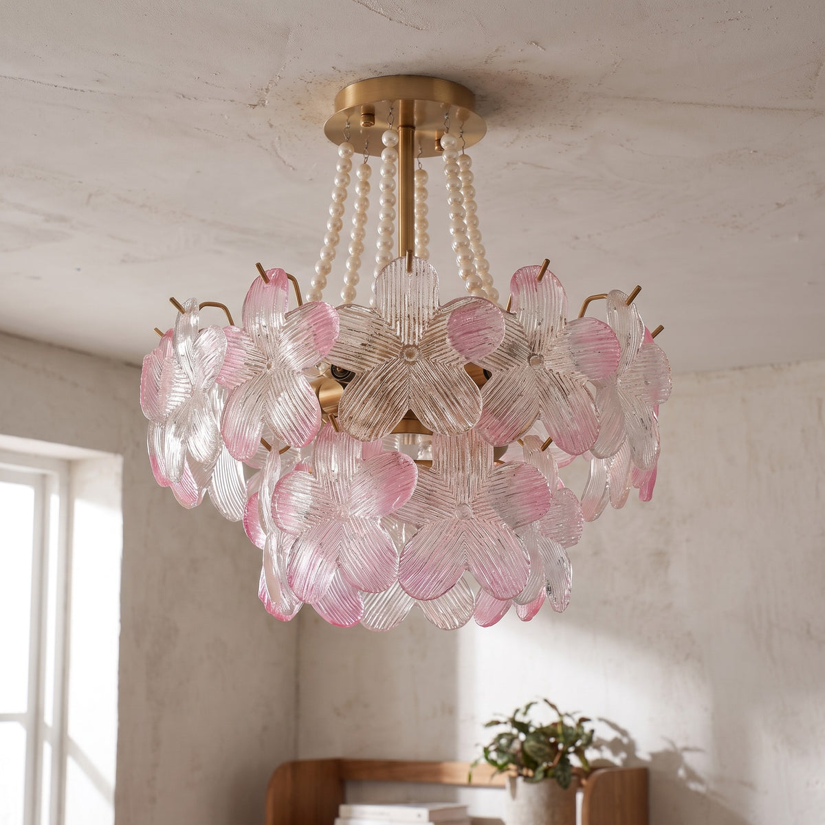 Détail rapproché des pétales de verre rose et transparents du lustre style Murano, révélant la texture délicate et l'assemblage raffiné des perles.