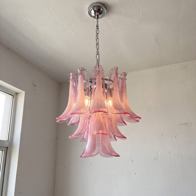 Vue d'ensemble du lustre suspension Pétales Roses, verre soufflé rose et structure chromée, idéal pour un salon moderne et élégant.