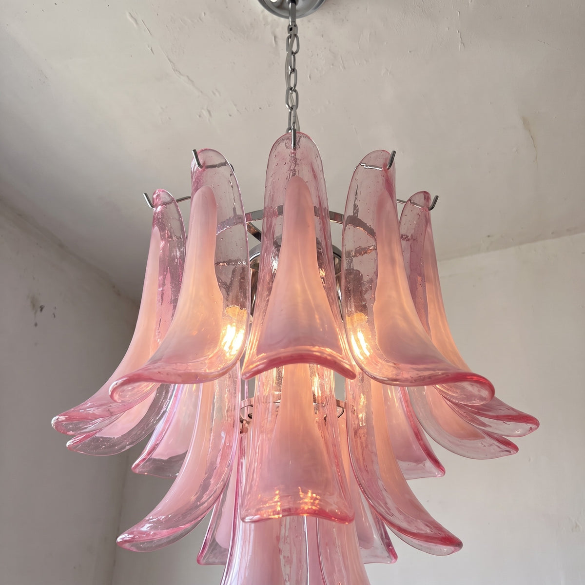 Lustre style Murano rose de 40 cm de large, illuminant une pièce avec des reflets délicats, apportant une touche de couleur et de design.
