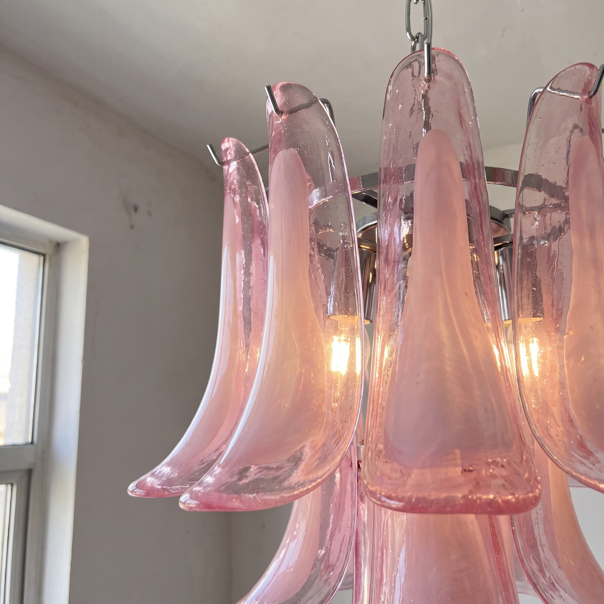 Lustre suspension rose de 45 cm de hauteur, avec chaîne ajustable, parfait pour une chambre principale ou un hall d'hôtel.