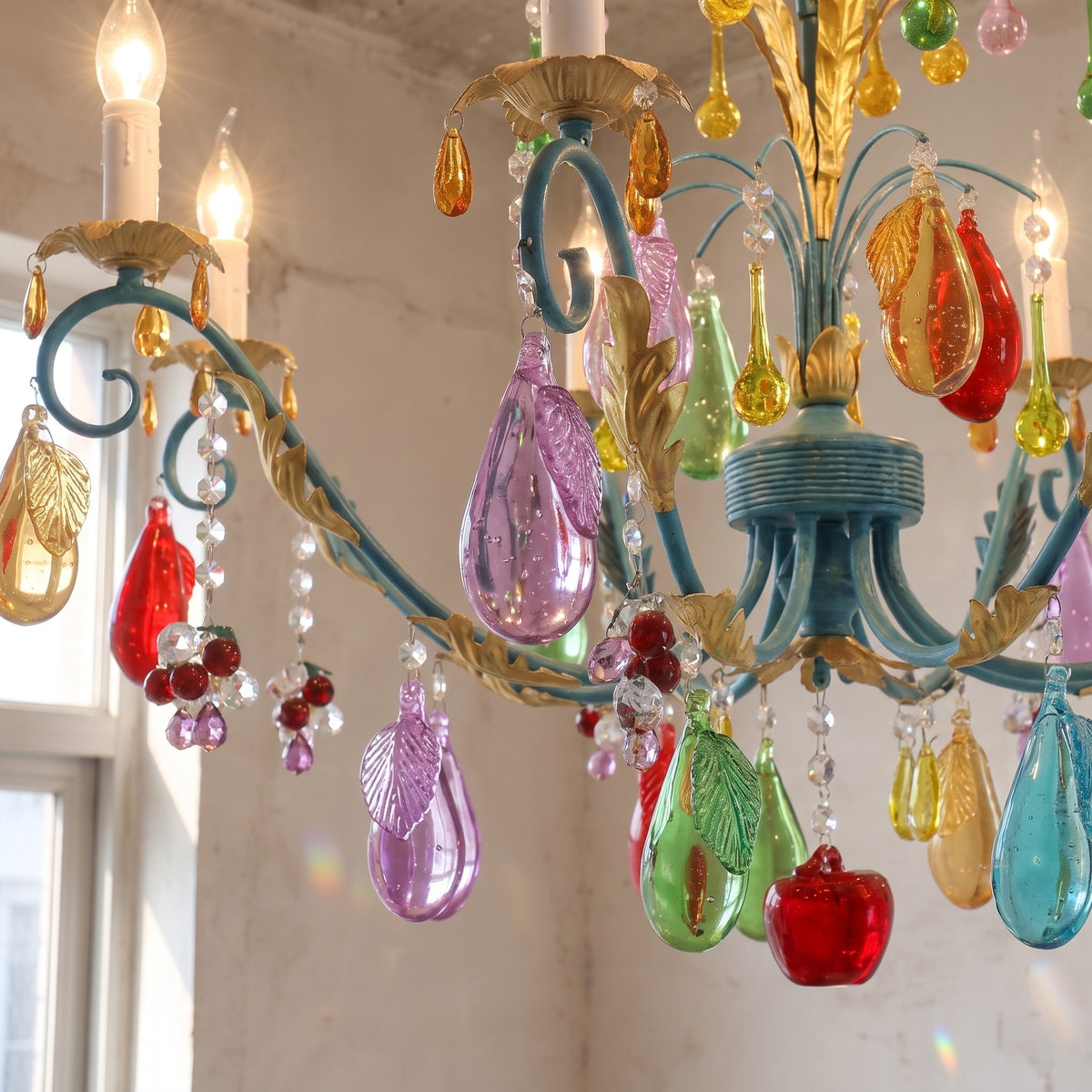 Vue rapprochée des pampilles en verre soufflé multicolore et des perles en cristal ornant le lustre vintage, soulignant l'éclat des couleurs.