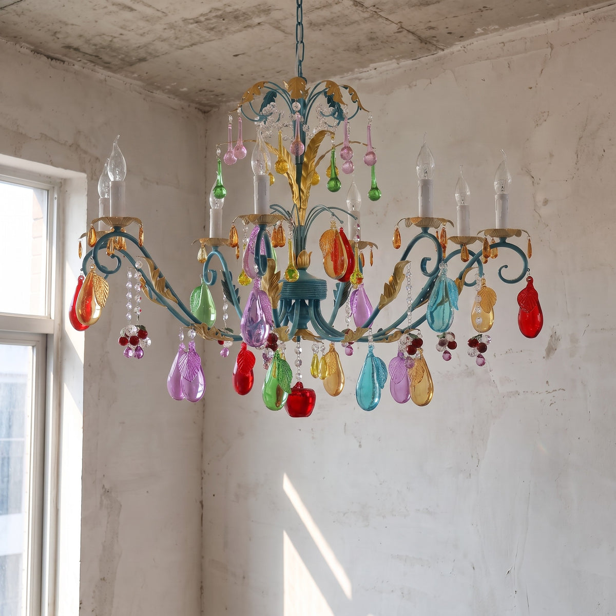 Suspension style Murano avec un diamètre de 88 cm et une hauteur de 66 cm, offrant une présence majestueuse dans un grand salon.