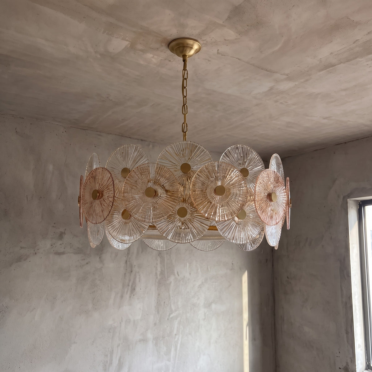 Photographie de profil du lustre en verre ambré, mettant en évidence sa profondeur et l'agencement des éléments dorés.