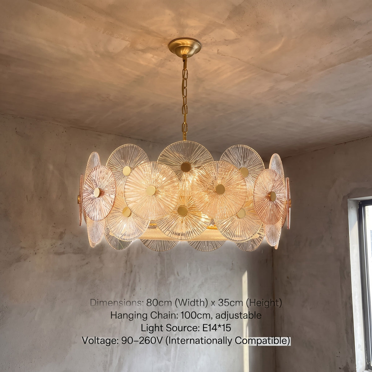 Gros plan sur les ampoules LED E14 et les fixations dorées du lustre, soulignant la qualité des matériaux.