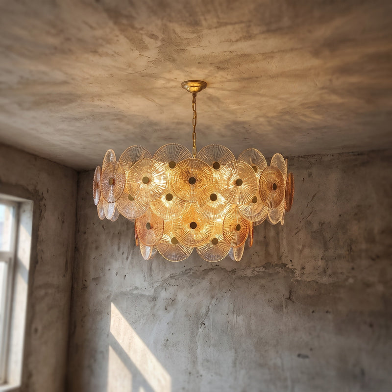 Vue d'ensemble du lustre suspension style Murano de 80 cm de diamètre, illuminant élégamment un grand espace de vie.