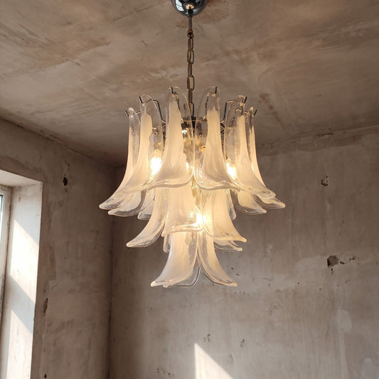 Lustre style Murano en verre blanc opalin, forme de fleur, suspendu dans un salon moderne, éclairage doux et élégant.