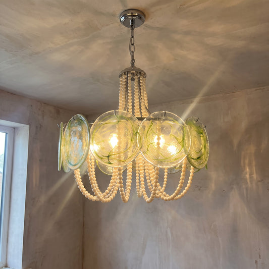 Vue d'ensemble du lustre rond style Murano, avec ses disques de verre vert clair ambré et ses élégantes perles crème.