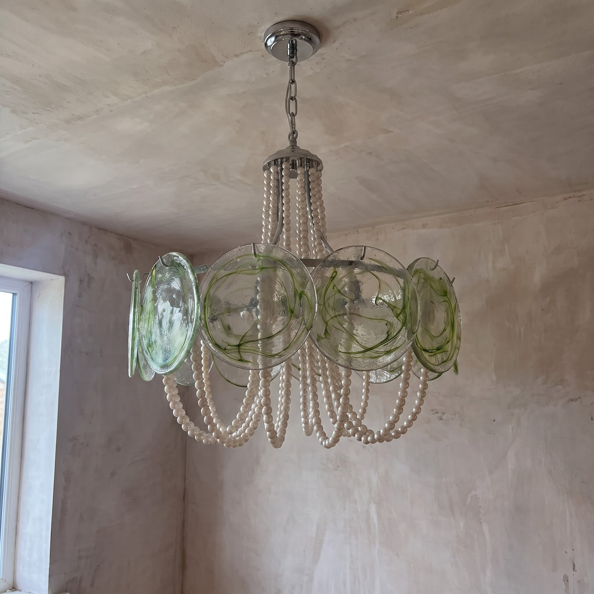 Le lustre suspendu dans un intérieur moderne, mettant en valeur son design intemporel et son éclat lumineux.