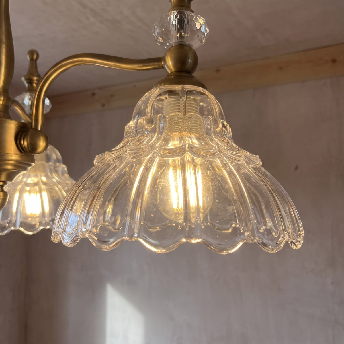 Lustre allumé dans un salon moderne, diffusant une lumière chaude et accueillante, créant une ambiance sophistiquée.