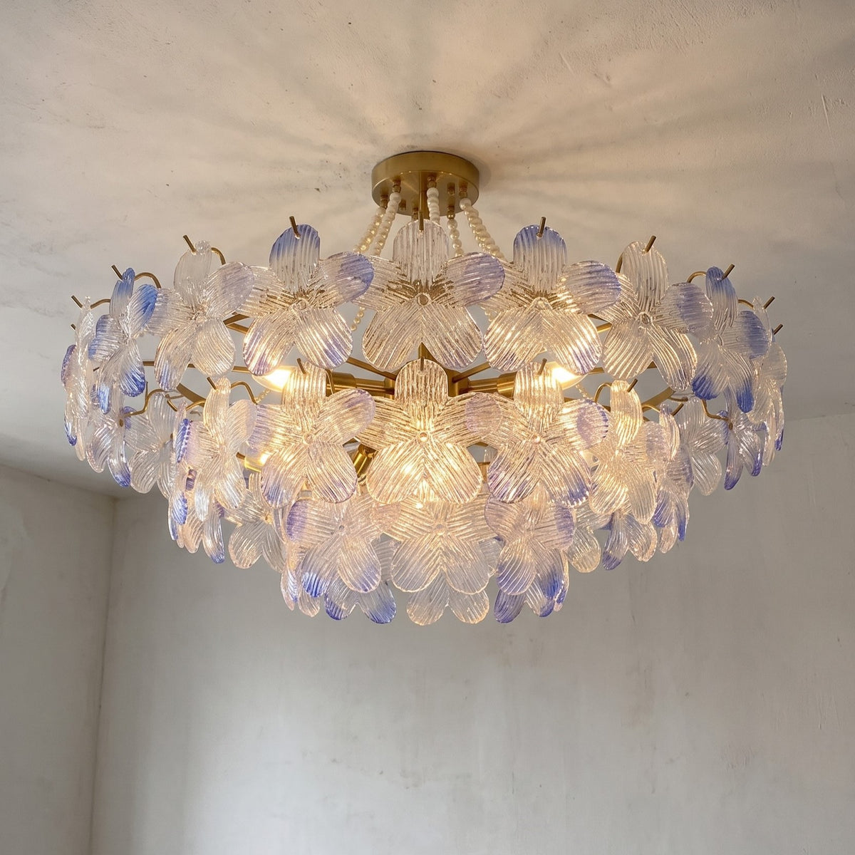 Lustre plafonnier floral de style Murano, grand diamètre 80 cm, avec pétales de verre irisé bleu-lavande et perles décoratives, éclairant.