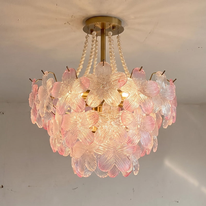 Lustre rose pastel style Murano, pétales de verre sculptés, éclairant un salon moderne avec une lumière douce et enveloppante.