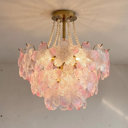 Lustre rose pastel style Murano, pétales de verre sculptés, éclairant un salon moderne avec une lumière douce et enveloppante.