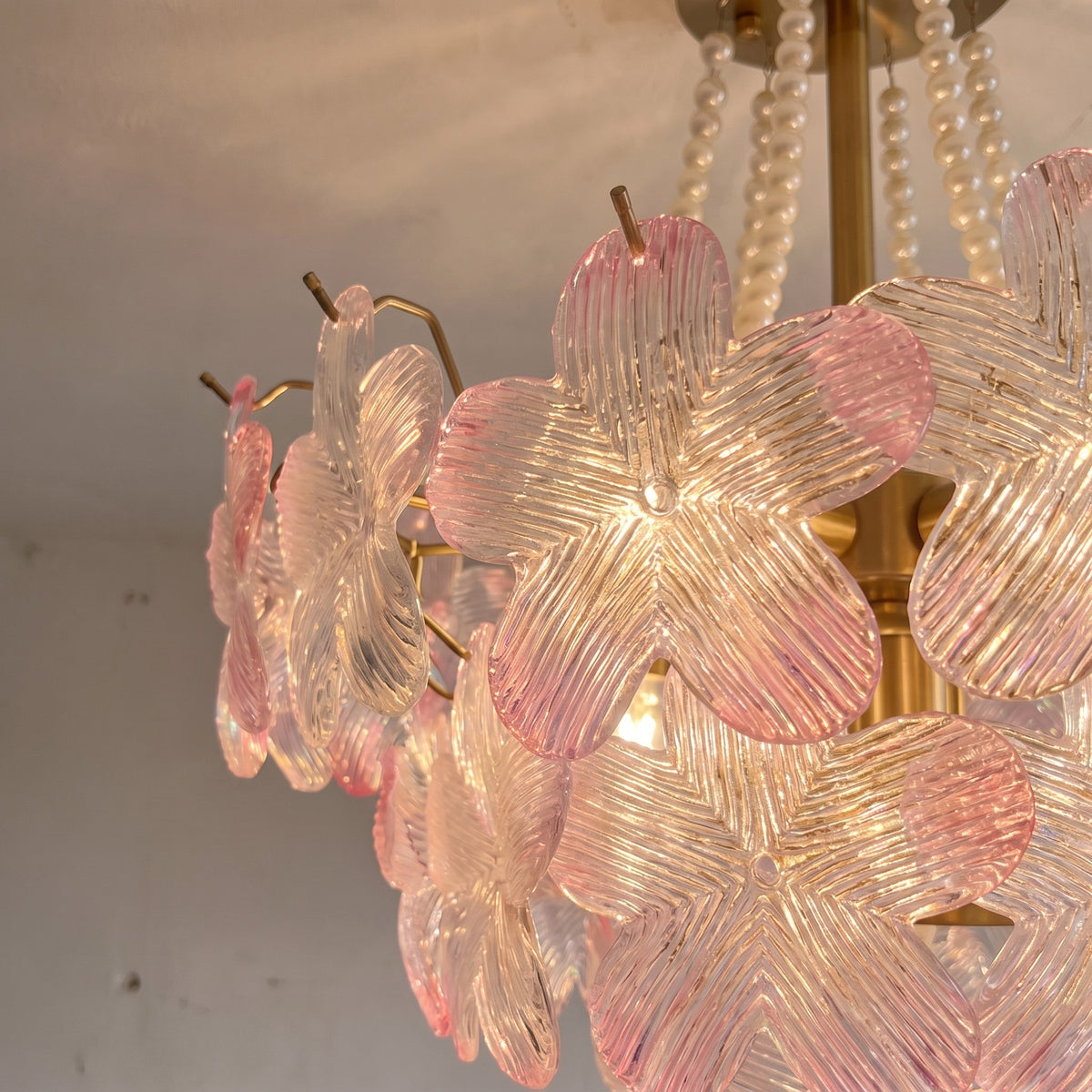 Vue d'ensemble du lustre rose pastel, mettant en valeur son diamètre de 50 cm et sa hauteur de 52 cm, parfait pour un intérieur chic.