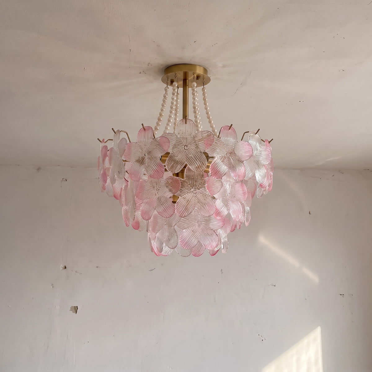 Le châssis en fer doré du lustre, avec son support de plafond de 12 cm, offre une base solide et esthétique à l'ensemble.