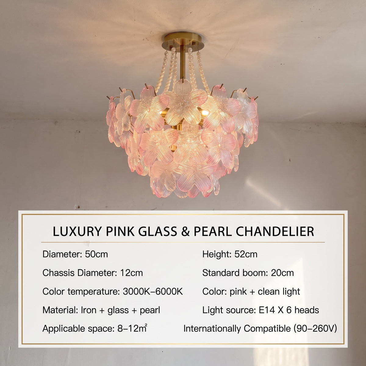 Lumière diffusée par les pétales de verre rose pastel du lustre, apportant une touche de couleur et de chaleur à la pièce.
