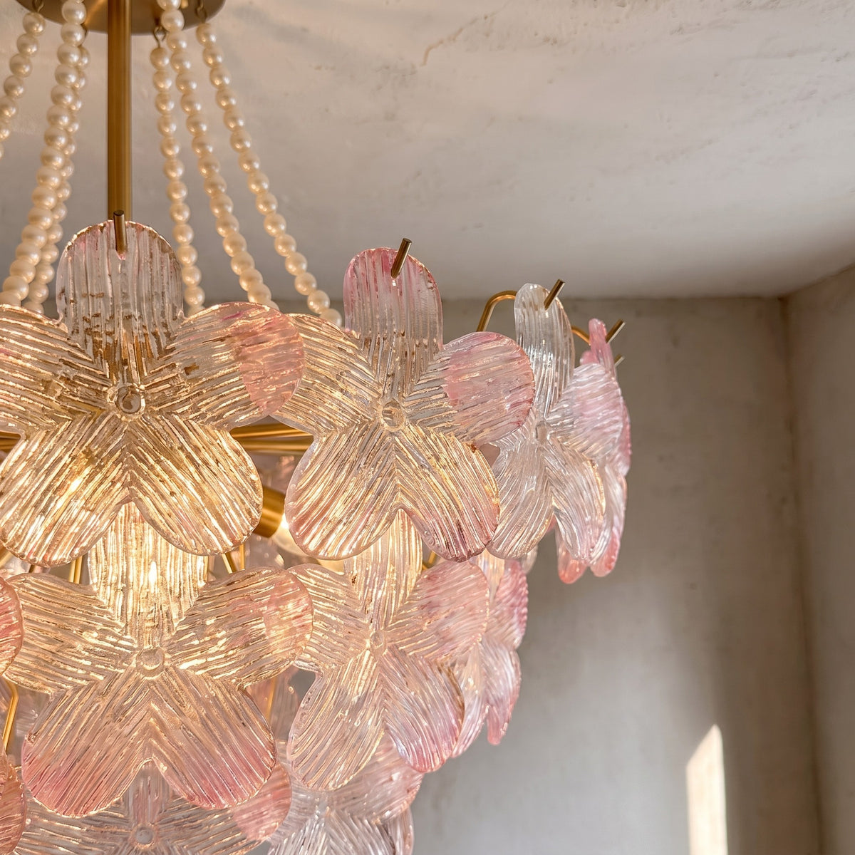 Détail des douilles E14 pour 12 ampoules LED, illustrant la compatibilité et la facilité d'installation de ce luminaire.
