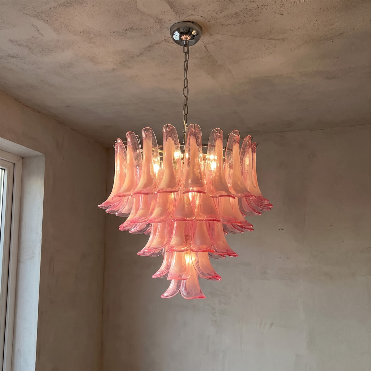 Lustre suspension rose style Murano en verre, design Art Déco pour un salon élégant, diffusant une lumière chaleureuse.