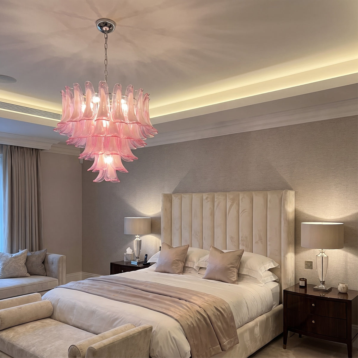 Suspension lumineuse rose de 60 cm de hauteur, avec chaîne ajustable, offrant un éclairage d'ambiance pour un espace de vie.