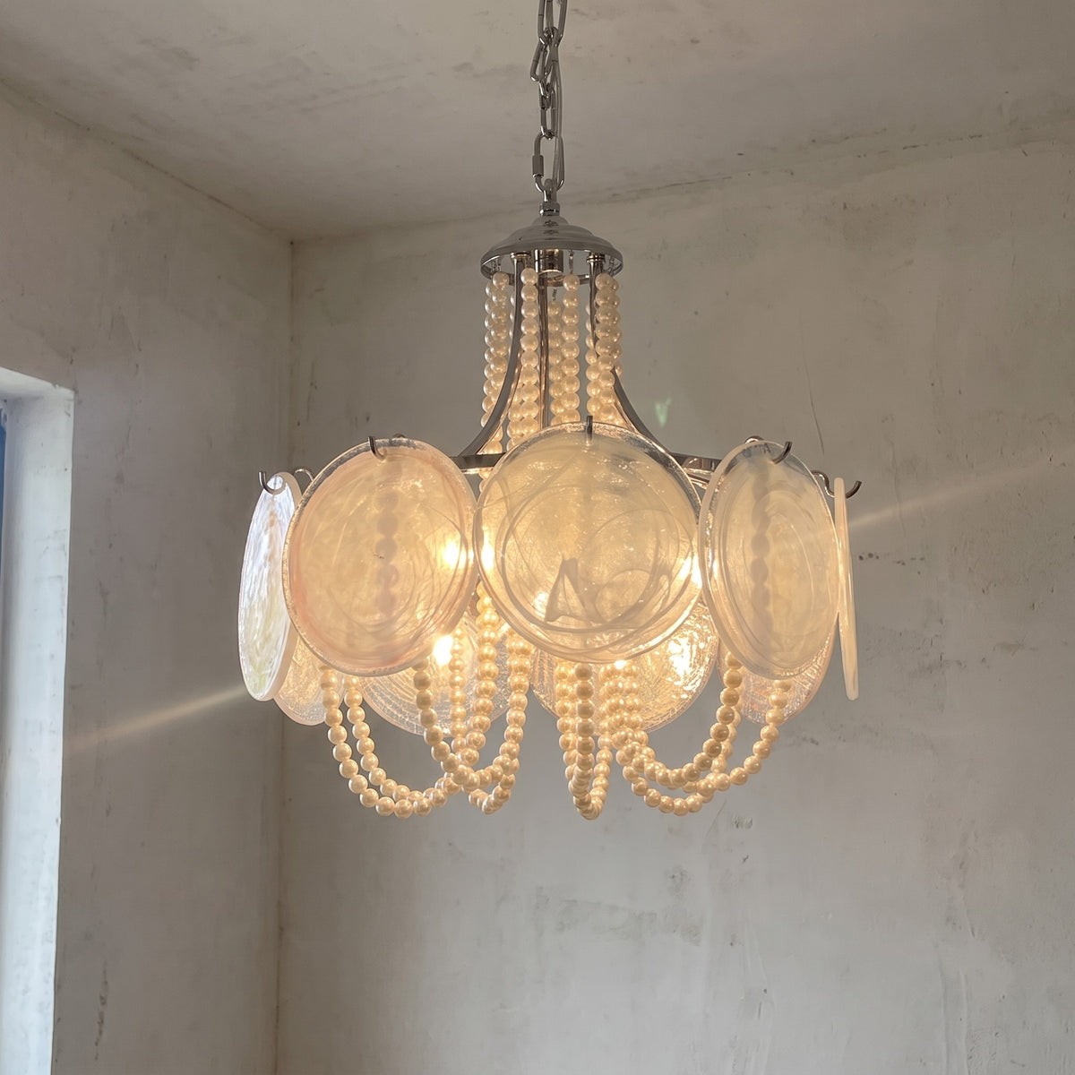 Vue d'ensemble du lustre suspension style Murano Art Déco, avec ses disques de verre nacré et ses rangées de perles décoratives.