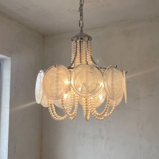 Vue d'ensemble du lustre suspension style Murano Art Déco, avec ses disques de verre nacré et ses rangées de perles décoratives.