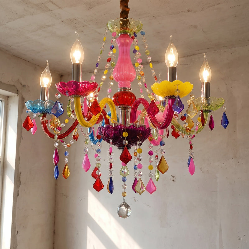 Vue d'ensemble d'un lustre suspendu style Murano, richement décoré de cristaux colorés et de pendentifs scintillants. Ce luminaire attire le regard.