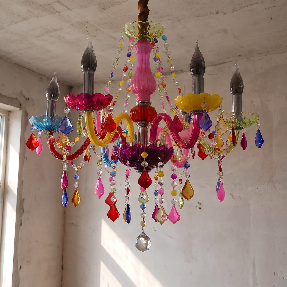 Lustre vénitien moderne allumé, révélant ses six ampoules E14 et l'éclat multicolore de ses éléments en verre, créant une ambiance festive.
