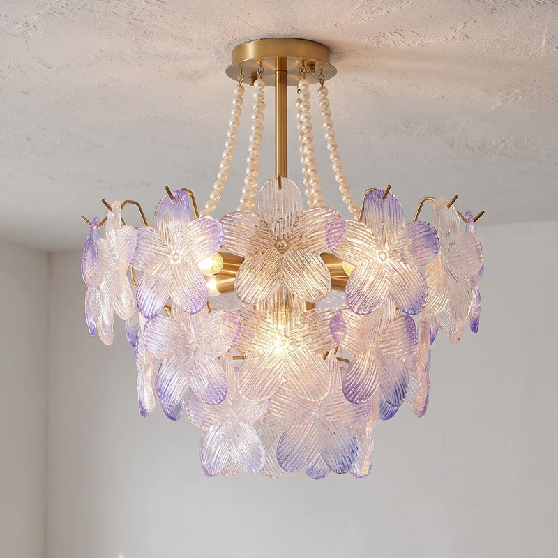 Vue d'ensemble du lustre style Murano floral en verre irisé, reflétant des nuances bleues et lilas, parfait pour un salon élégant.
