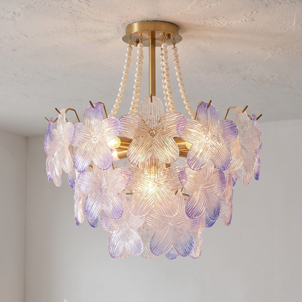 Vue d'ensemble du lustre style Murano floral en verre irisé, reflétant des nuances bleues et lilas, parfait pour un salon élégant.