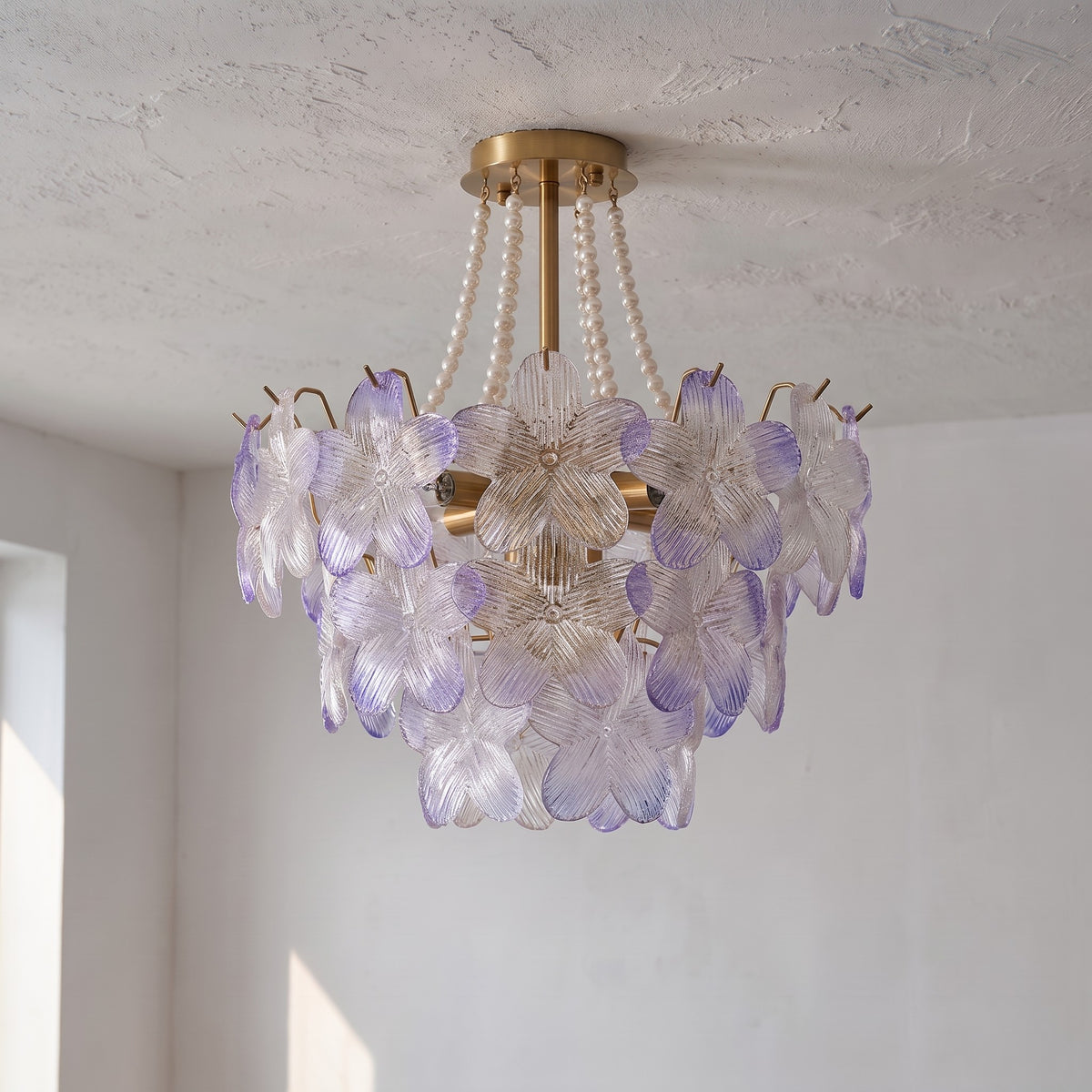 Image du lustre suspendu au plafond, mettant en évidence ses dimensions harmonieuses de 50 cm de diamètre et 52 cm de hauteur.