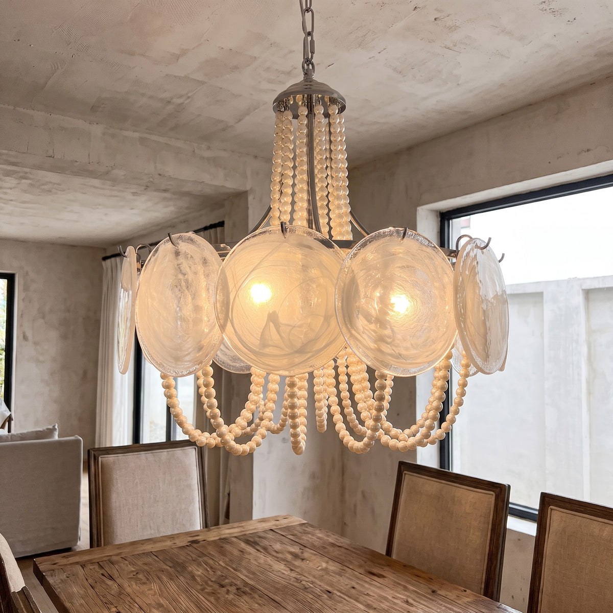 Vue latérale du lustre suspension Art Déco, montrant sa forme ronde harmonieuse et l'équilibre des éléments en verre et perles.