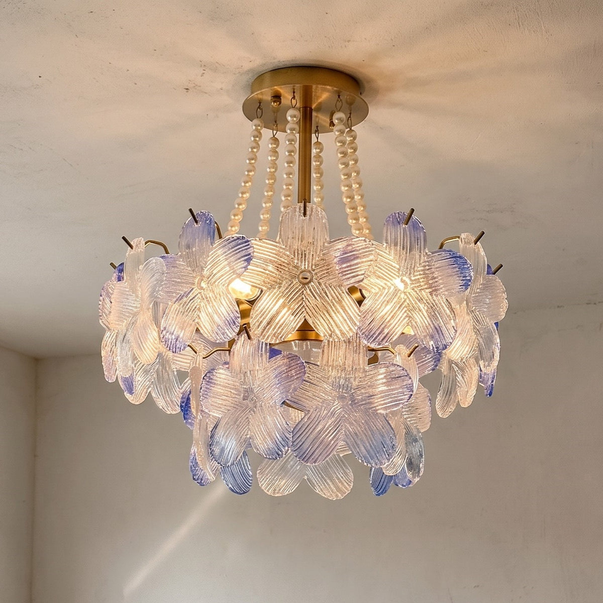 Lustre floral style Murano en verre opalescent aux reflets pastel, idéal pour éclairer un salon moderne avec élégance.