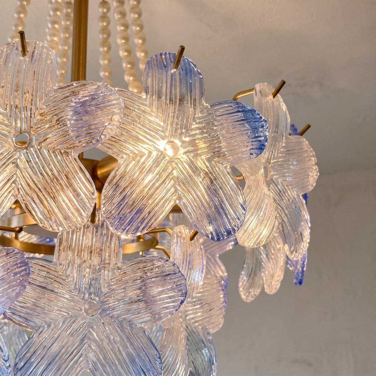 Suspension de plafond avec 4 ampoules E14, design inspiré de Murano, parfait pour une salle à manger ou un hall d'entrée.