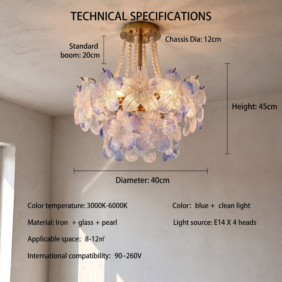 Détail du châssis doré et des chaînes de perles de ce lustre élégant, soulignant la qualité des matériaux utilisés.