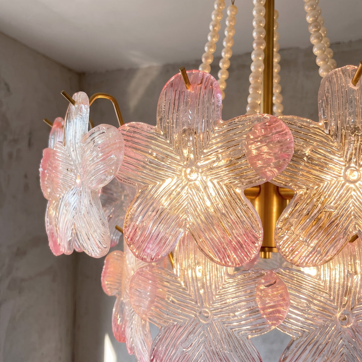 Lustre floral suspendu dans une chambre, ses 6 ampoules E14 créant une ambiance douce et romantique pour un repos serein.
