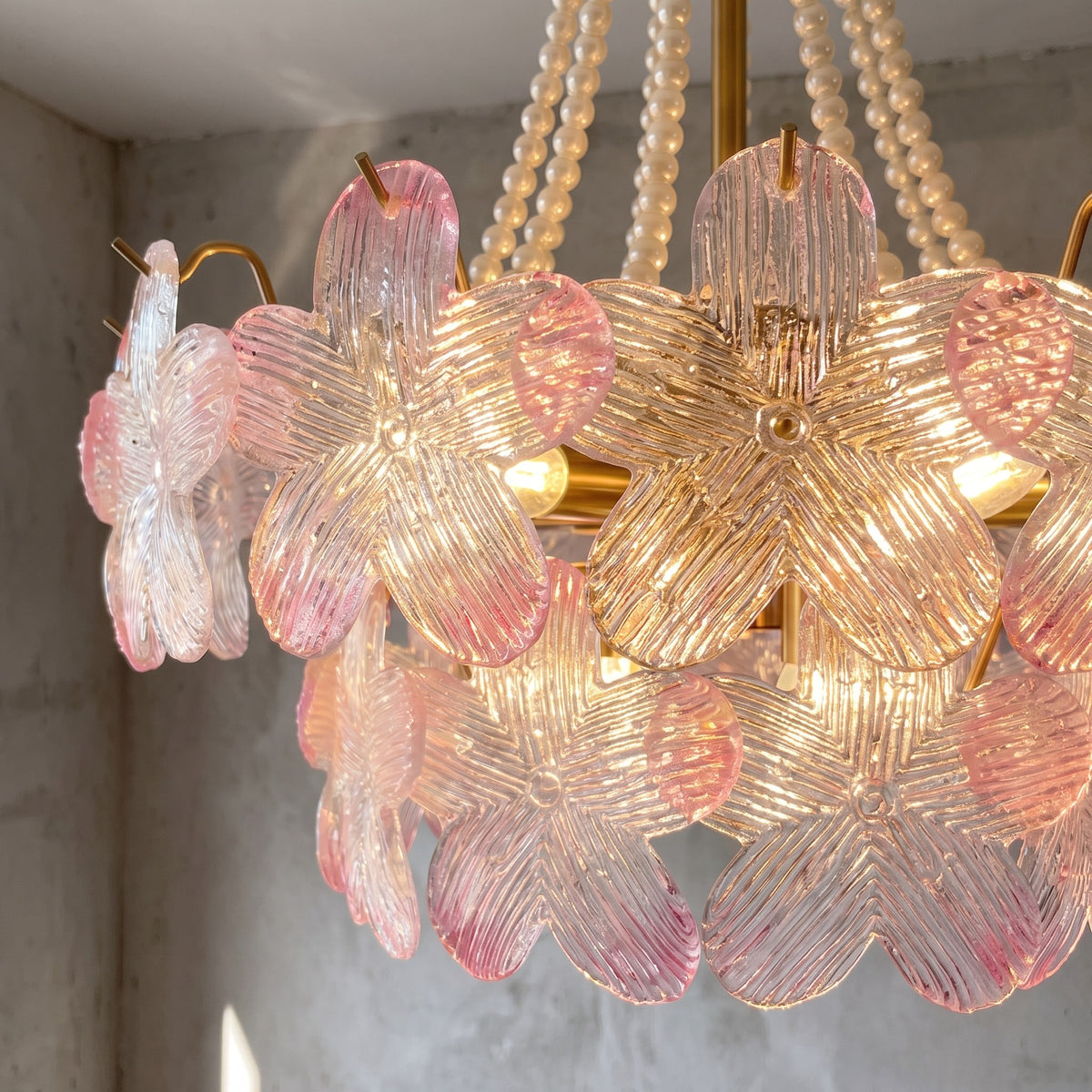 Angle de la suspension style Murano, mettant en valeur son diamètre de 50 cm et sa hauteur de 45 cm dans l'espace.