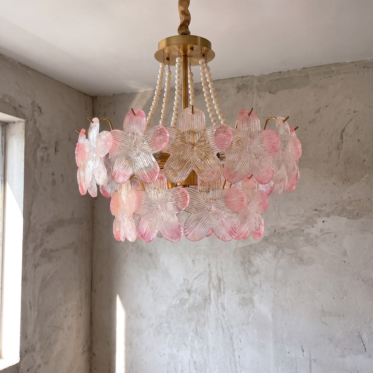 Détail des perles et du châssis en métal doré du lustre, montrant la finition élégante et la qualité des matériaux utilisés.