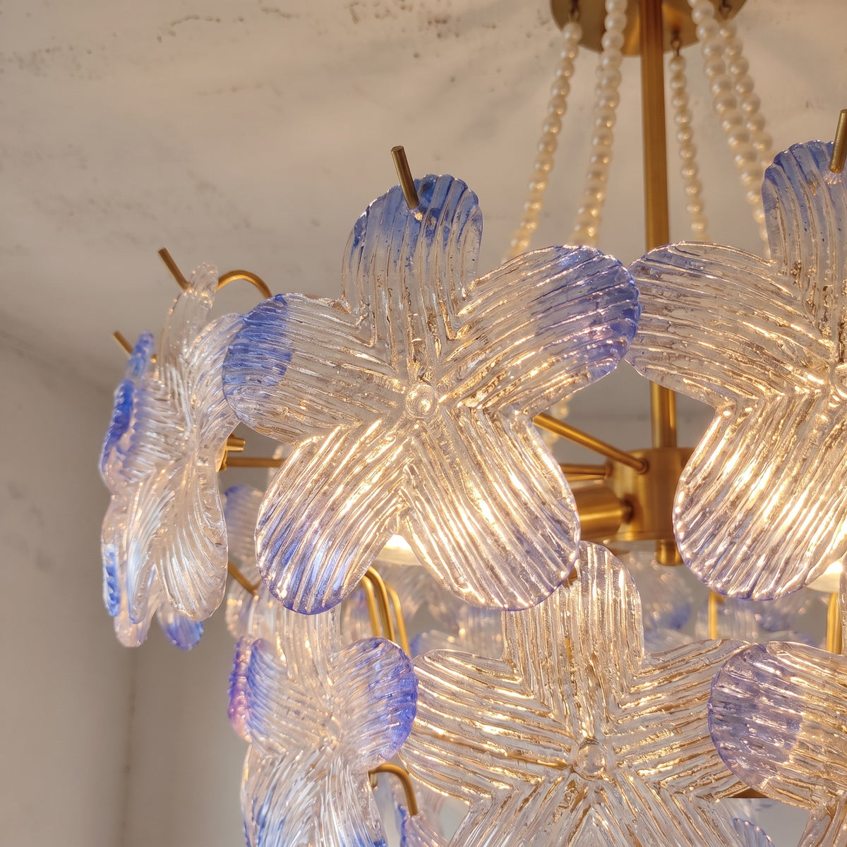 Détail de la douille E14 et de l'assemblage des pétales de verre texturé, soulignant la qualité de fabrication de ce luminaire de 70 cm de diamètre.