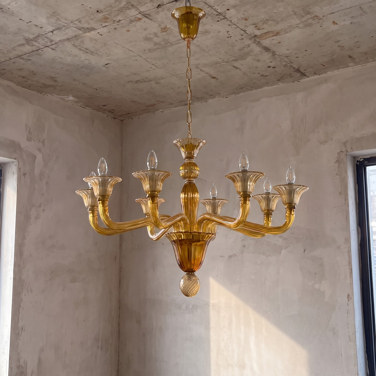 Lustre éteint, révélant la transparence et la couleur riche du verre vert ambré, un objet d'art intemporel pour un intérieur raffiné.