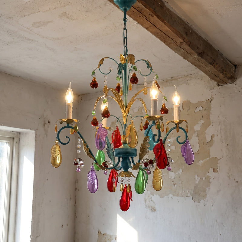 Vue d'ensemble du lustre style Murano, suspension vintage en métal bleu-vert avec pampilles de verre multicolores, éclairant un salon élégant.
