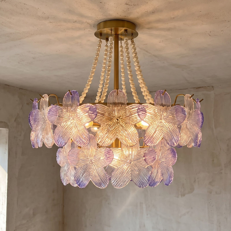 Lustre style Murano semi-plafonnier, vue d'ensemble, avec ses pétales de verre irisé lavande et ses délicates perles.