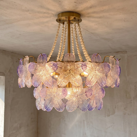 Lustre style Murano semi-plafonnier, vue d'ensemble, avec ses pétales de verre irisé lavande et ses délicates perles.