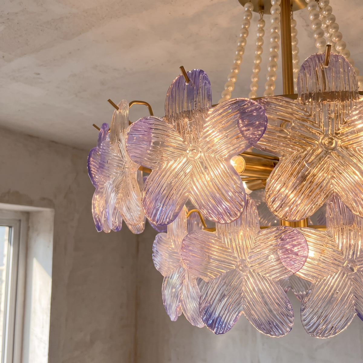 Vue latérale du lustre suspension, montrant la hauteur de 45 cm et la tige dorée, parfaite pour un salon élégant et lumineux.