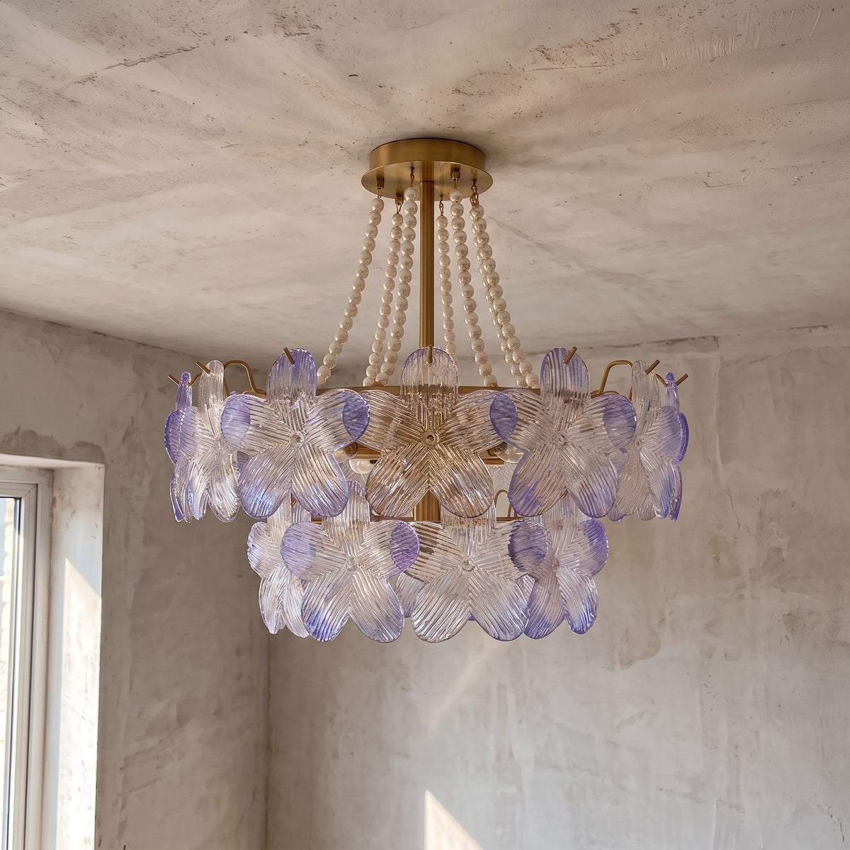 Gros plan sur les perles décoratives et les supports en fer doré, ajoutant une touche de luxe et de finition raffinée au lustre.