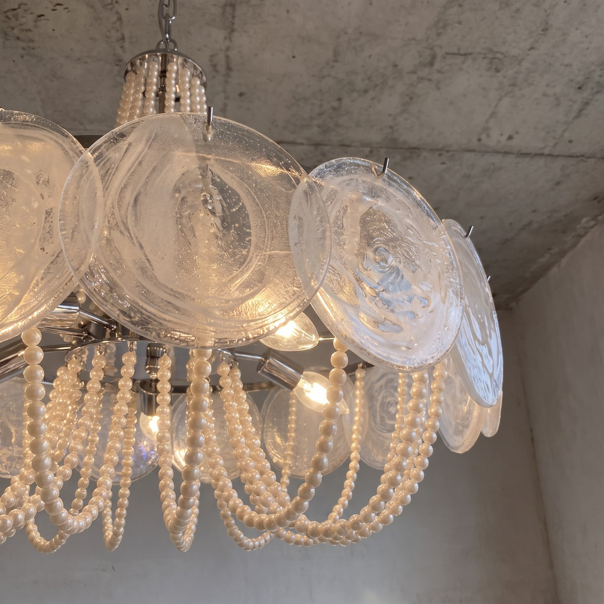 Lustre de 80 cm de diamètre et 55 cm de hauteur, offrant une perspective sur ses dimensions généreuses et son impact visuel.