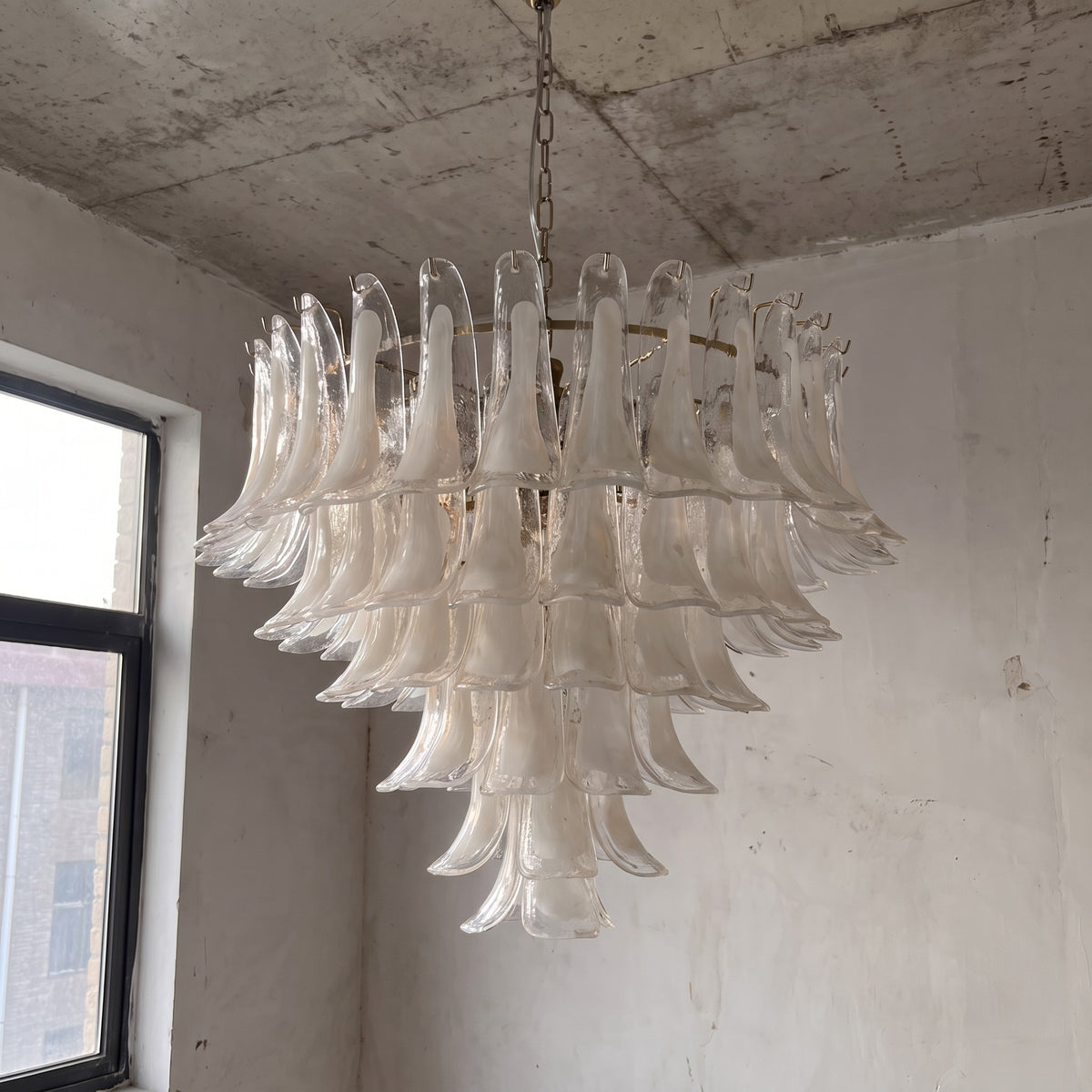 Image de profil du lustre de style Murano, montrant la superposition des pétales de verre et la finition polie du support métallique chromé.