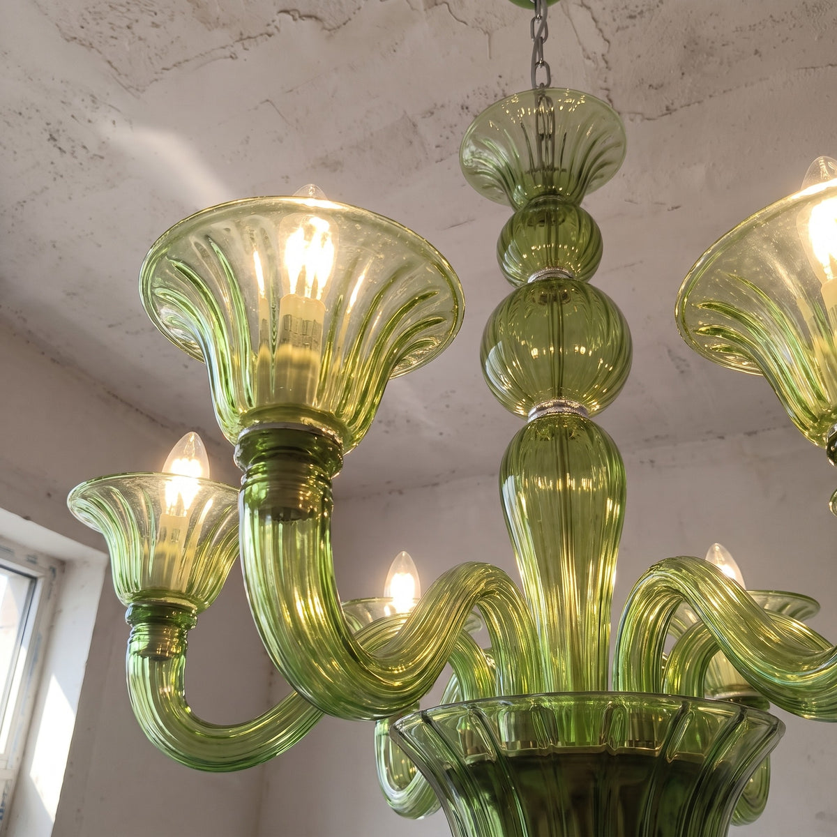 Lustre vénitien moderne suspendu au plafond, accentuant le décor d'une salle à manger élégante avec ses cinq ampoules E14.