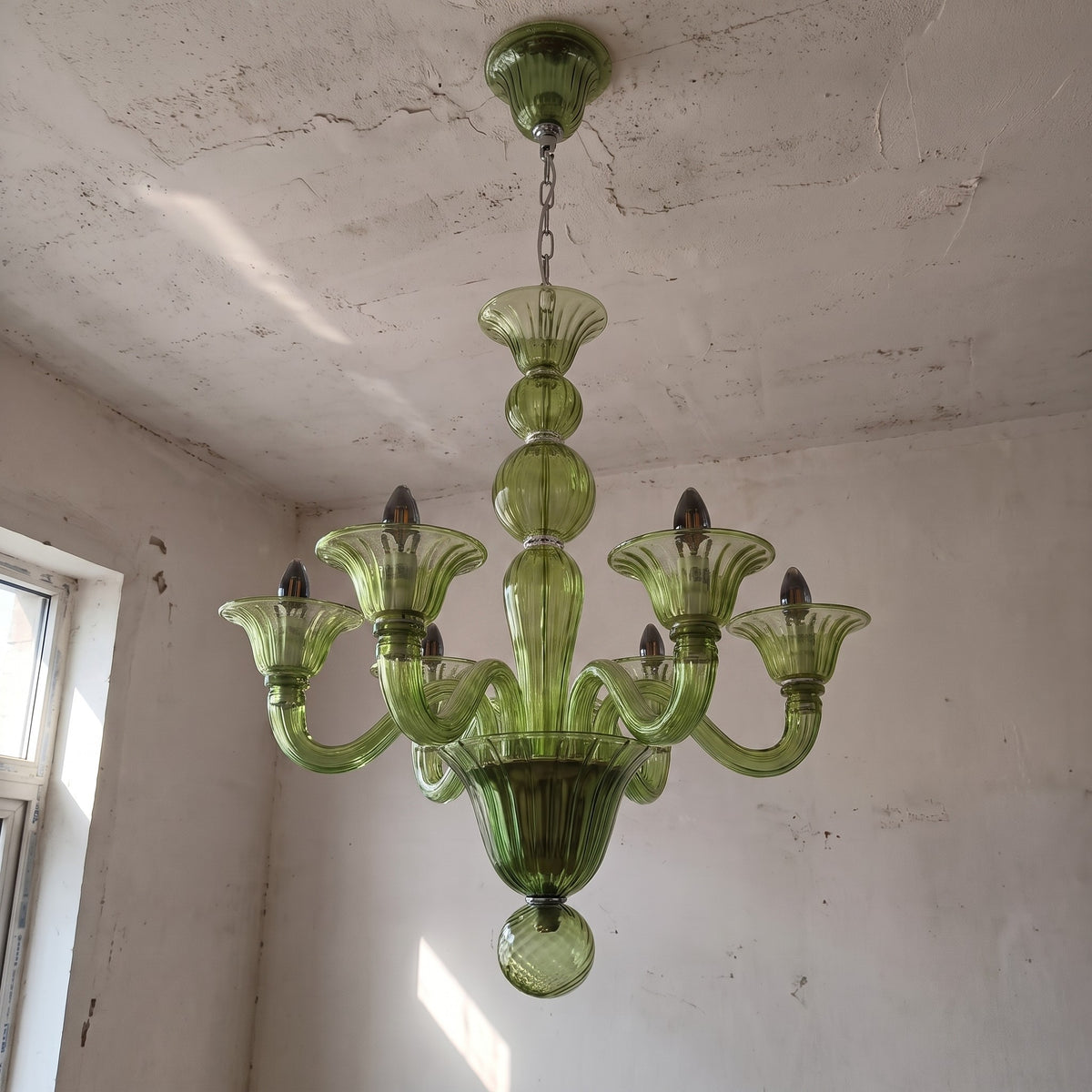 Angle latéral du lustre style Murano, démontrant l'équilibre de ses formes et l'harmonie de son design inspiré de l'Art Déco.