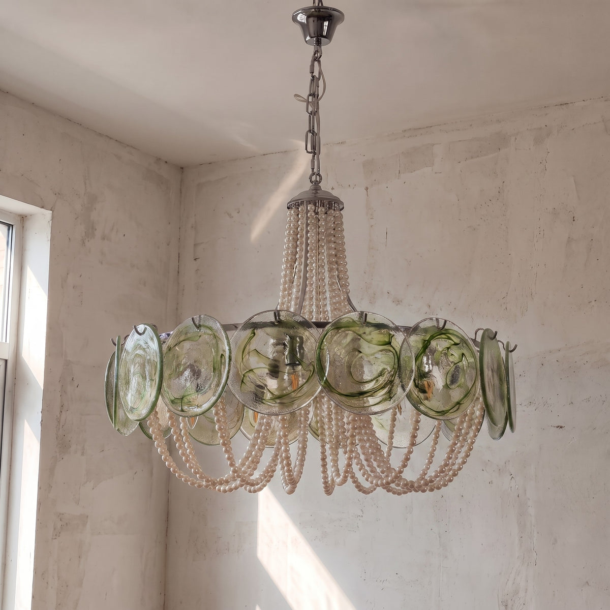 Lustre allumé, diffusant une lumière chaude et invitante, idéal pour créer une atmosphère cosy dans une chambre d'inspiration Art Déco.