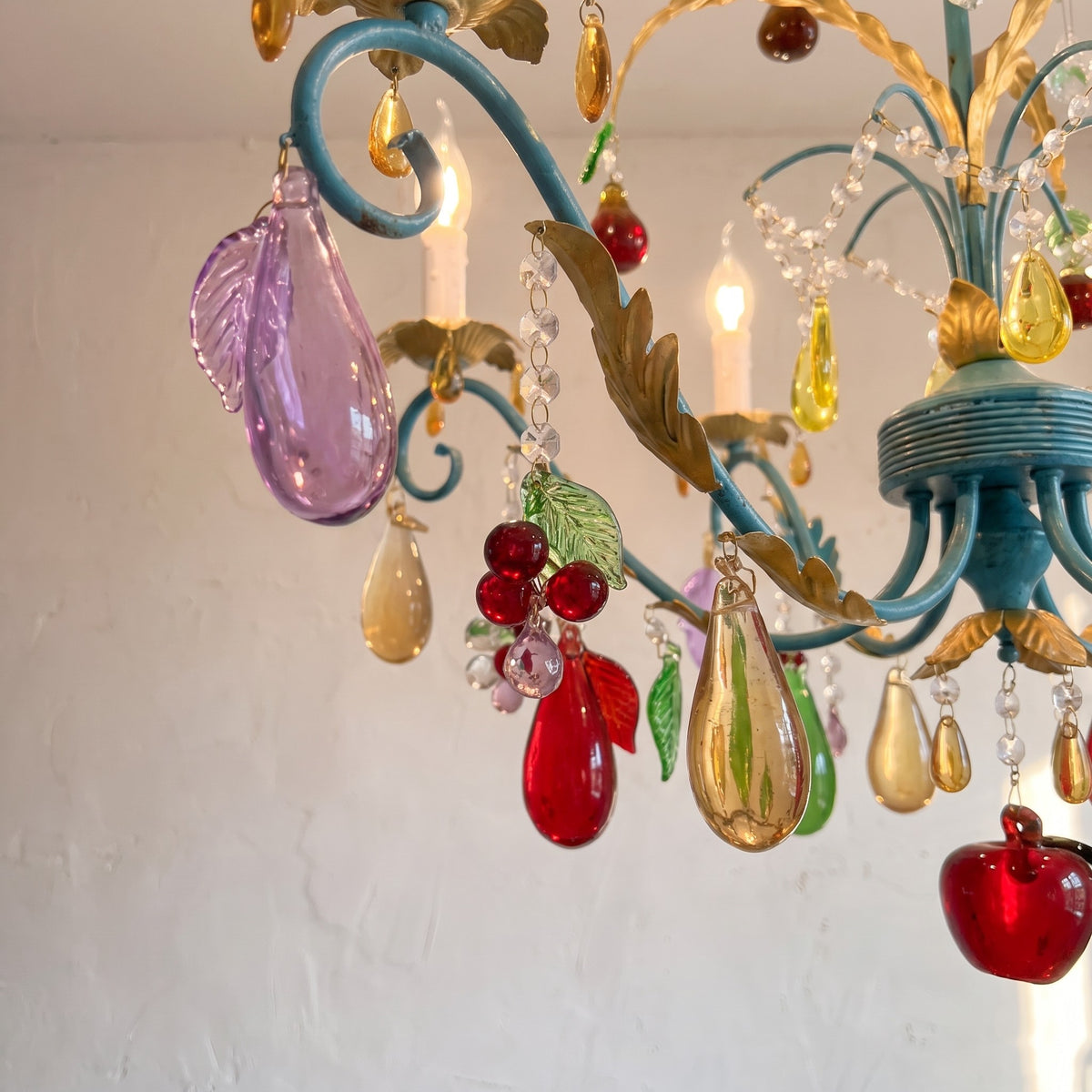 Le lustre style Murano de 74 cm de diamètre, accroché au plafond, illustrant l'échelle et l'impact visuel dans une salle à manger.